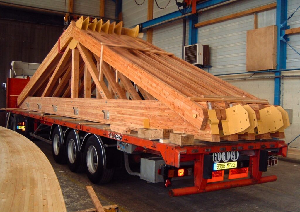 Fermes en bois lamellé-collé pré-assemblées en atelier chez Cosylva
