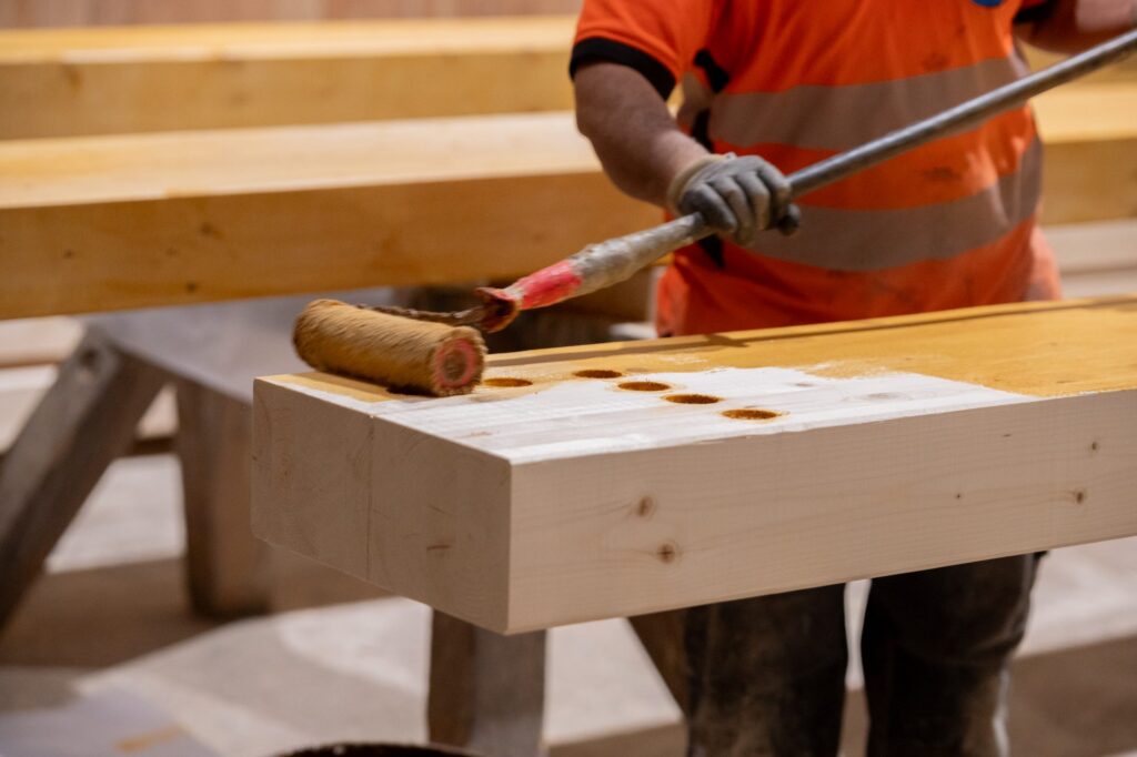 Application de lasure et conditionnement d’éléments lamellé-collé