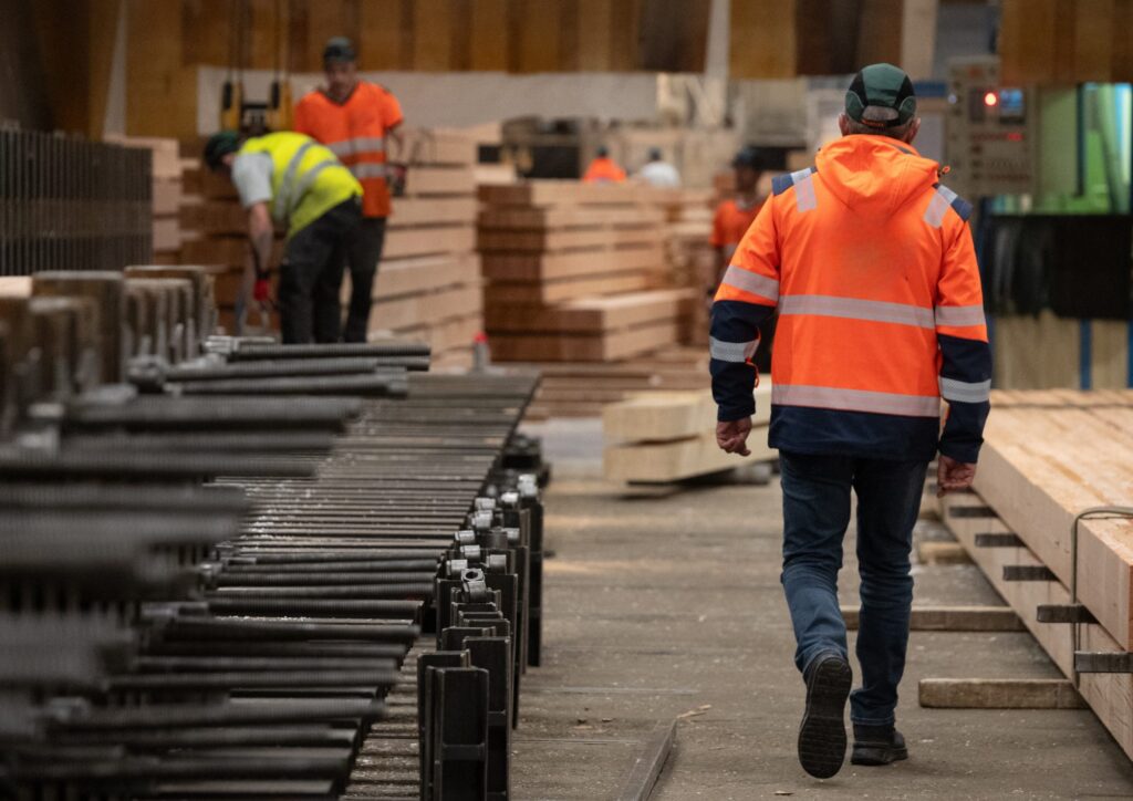 Équipe Cosylva dans l’atelier de fabrication de bois lamellé-collé