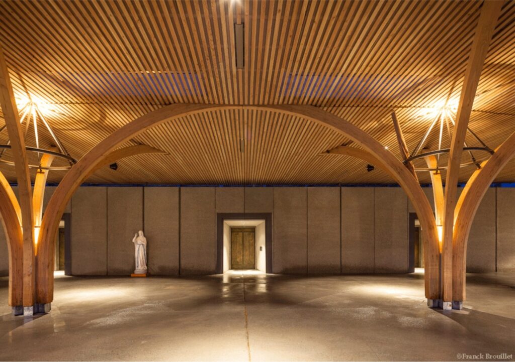 Structure en bois lamellé-collé de l’entrée des grottes de Lourdes