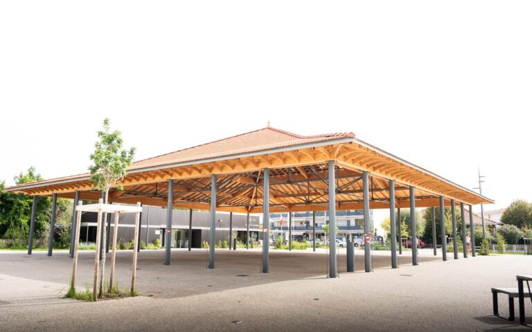 Charpente en bois lamellé-collé des Halles d’Arès