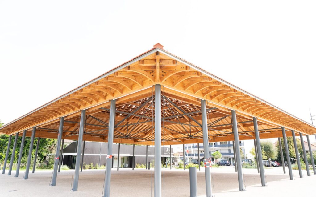 Charpente en bois lamellé-collé des Halles d’Arès