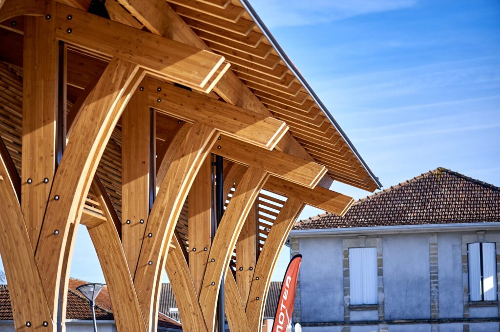 Charpente en bois lamellé-collé des Halles du Barp