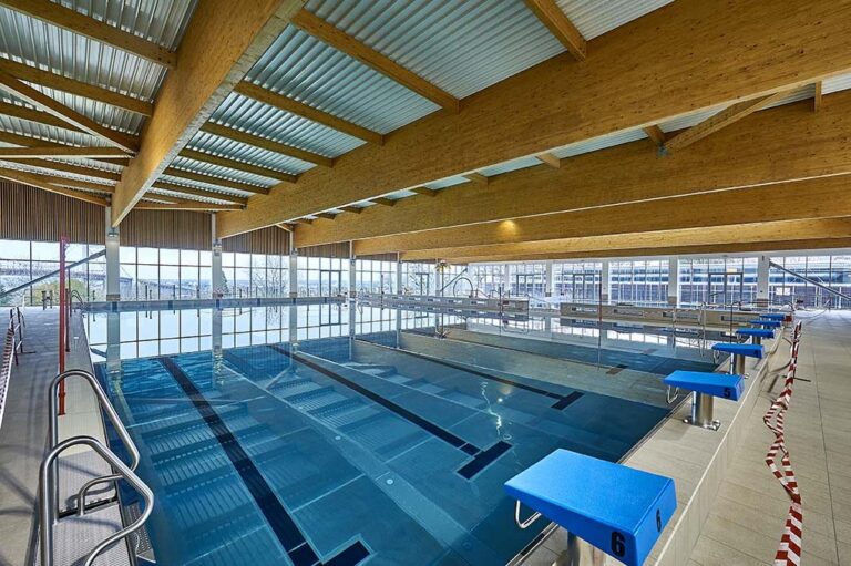 Charpente en bois lamellé-collé de la piscine de Lormont