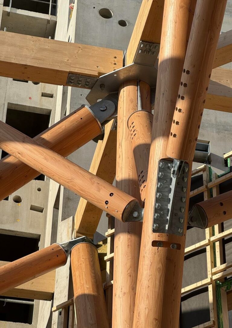 Poteaux ronds en bois lamellé-collé Cosylva sur un ouvrage