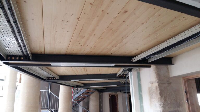 Détail de profils mur et plancher en bois lamellé-collé