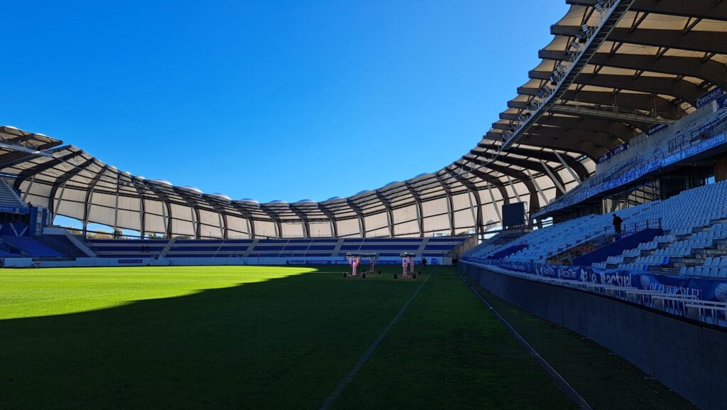Charpente en bois lamellé-collé du stade de Furiani