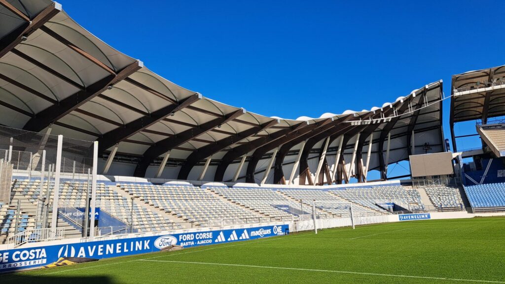 Vue aérienne du stade de Furiani et de sa charpente lamellé-collé