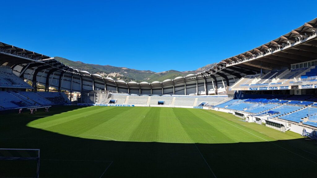 Montage de la charpente lamellé-collé du stade de Furiani